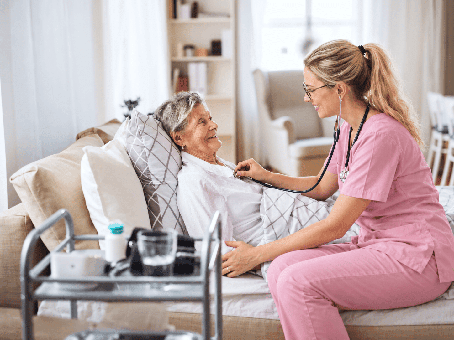 Asistentă medicală oferind îngrijiri medicale la domiciliu unei paciente din Galați